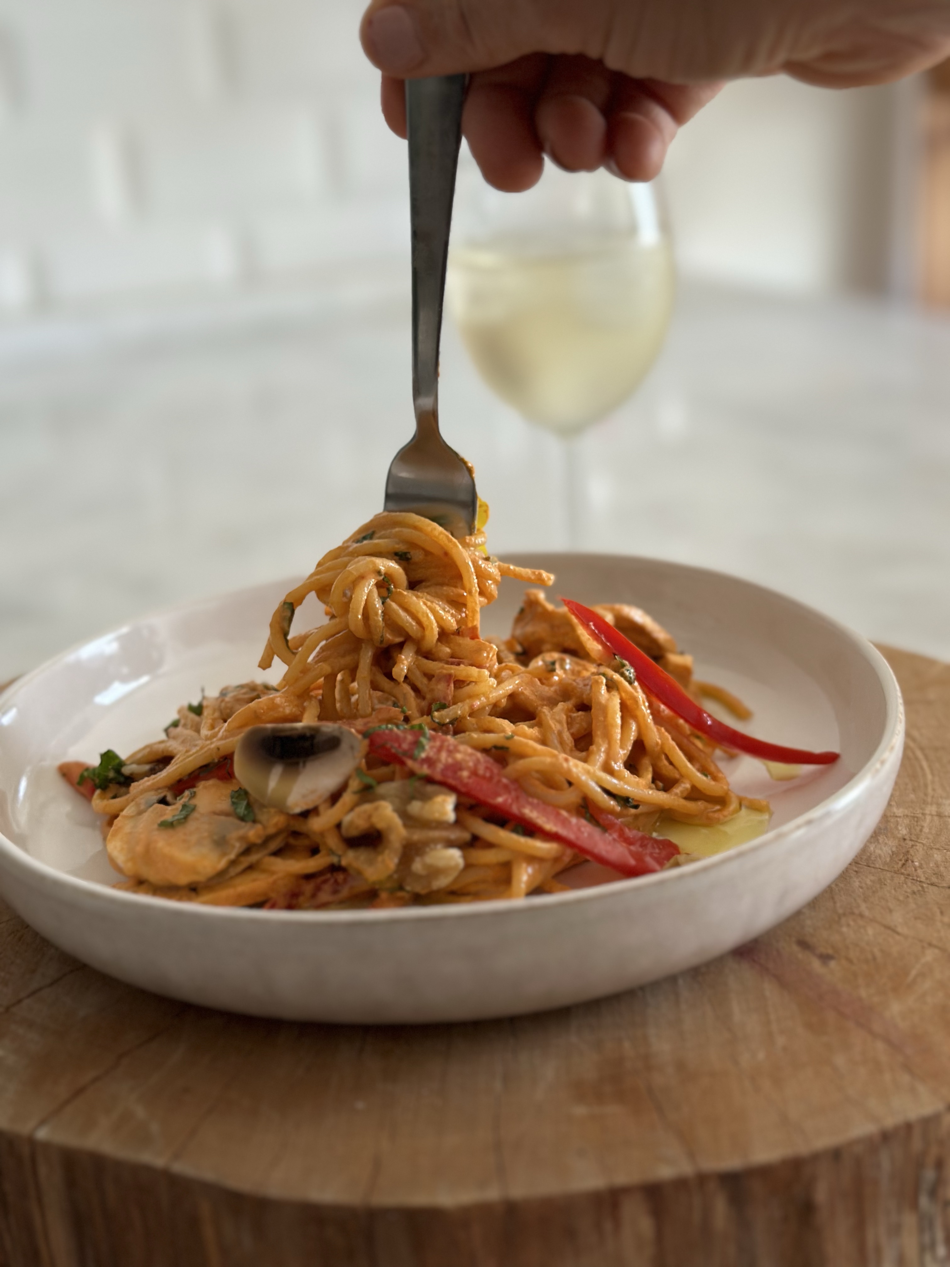 Receita. Massa com molho de pimentos e noz.